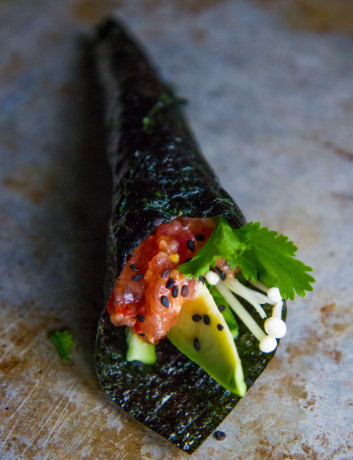 In/out hand roll pikante zalmvel